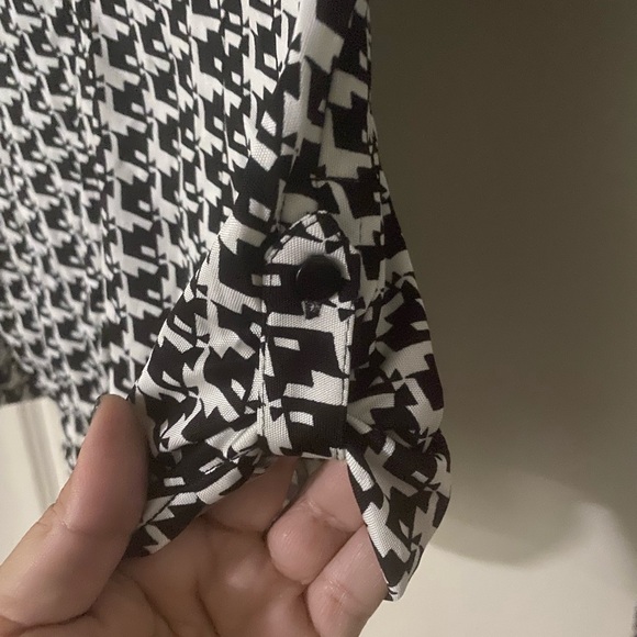 Kenneth Cole Reaction Ling Sleeved Button Front Blouse NWT Size Small - Picture 2 of 10